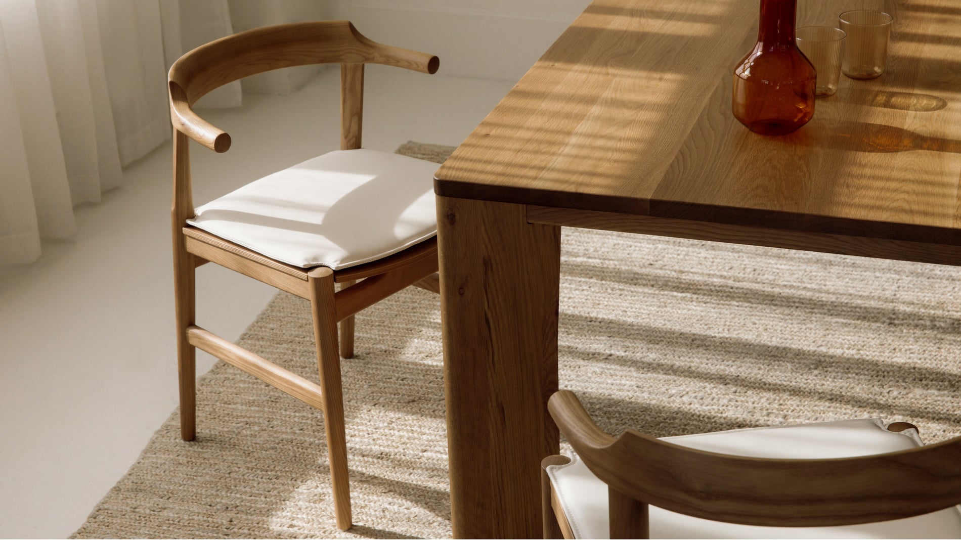 Tuck In Dining Chair with White Cushion, Stained Oak_image