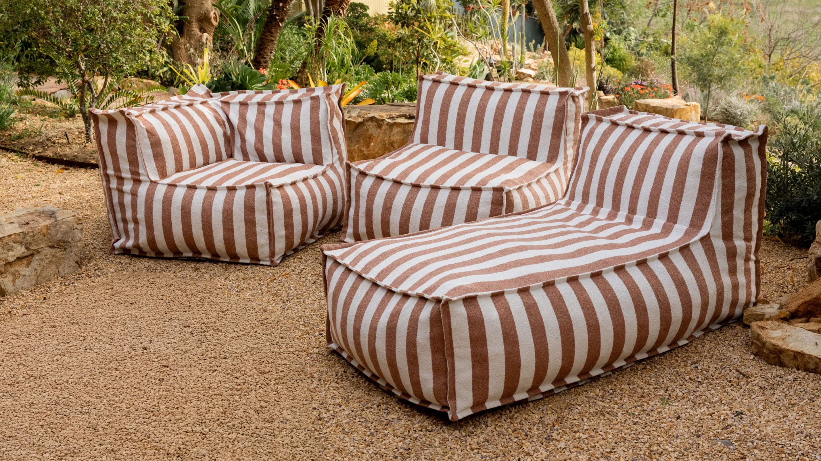 Make Waves Outdoor Corner Chair, Gull - Image 6