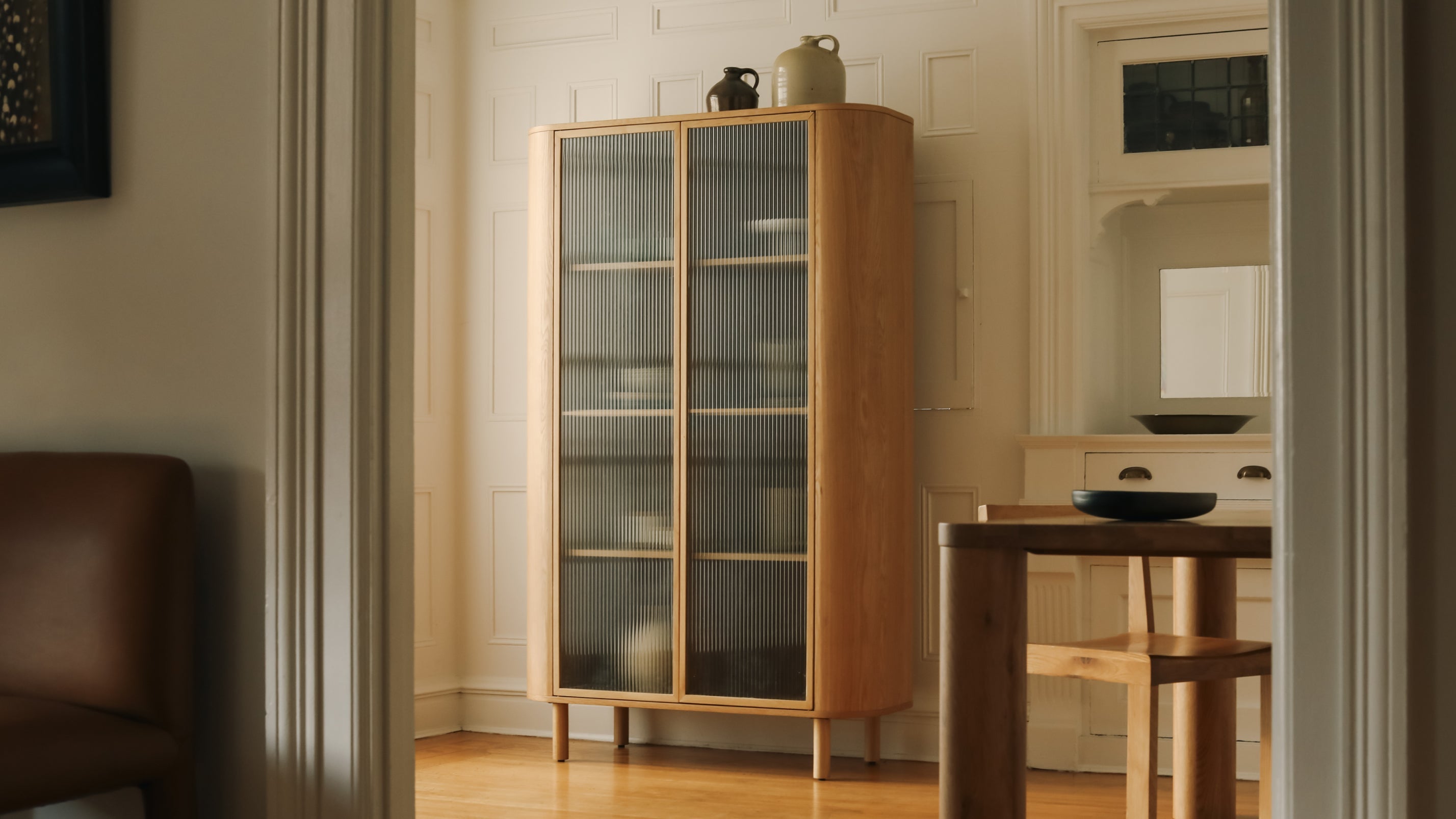 置物 Salad Days Showcase Cabinet, White Oak